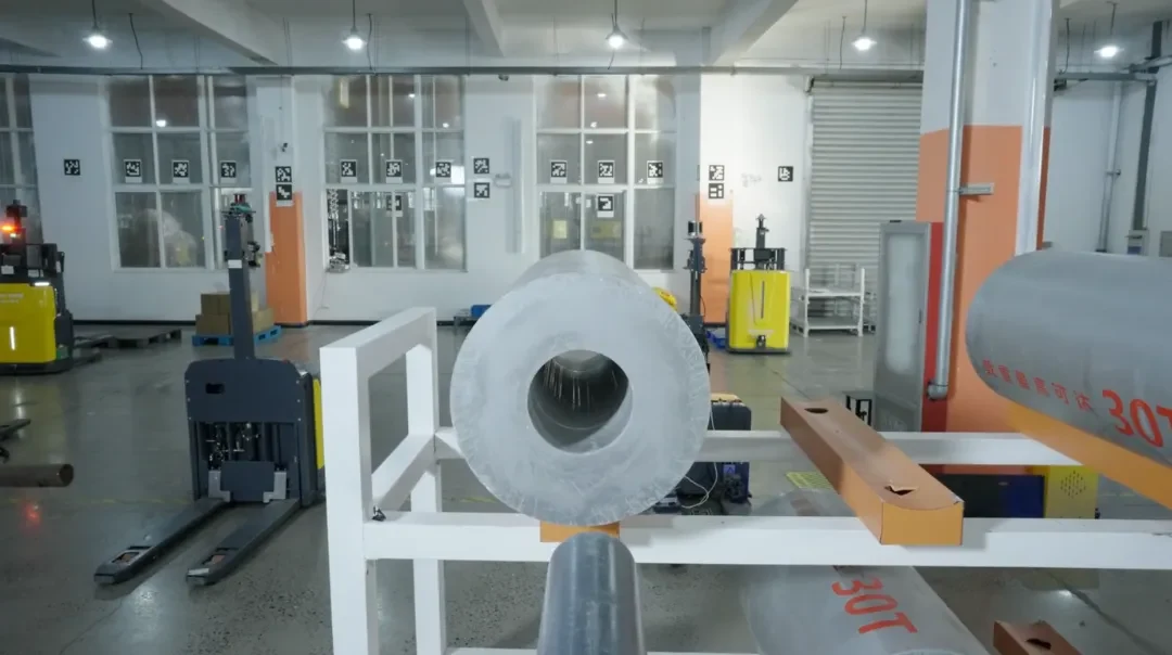 Veículos de logística circulando em armazém — contexto de aplicação LiDAR publicado pela Livox, sem identificação do sensor instalado Veículos de logística circulando em armazém — contexto de aplicação LiDAR publicado pela Livox, sem identificação do sensor instalado