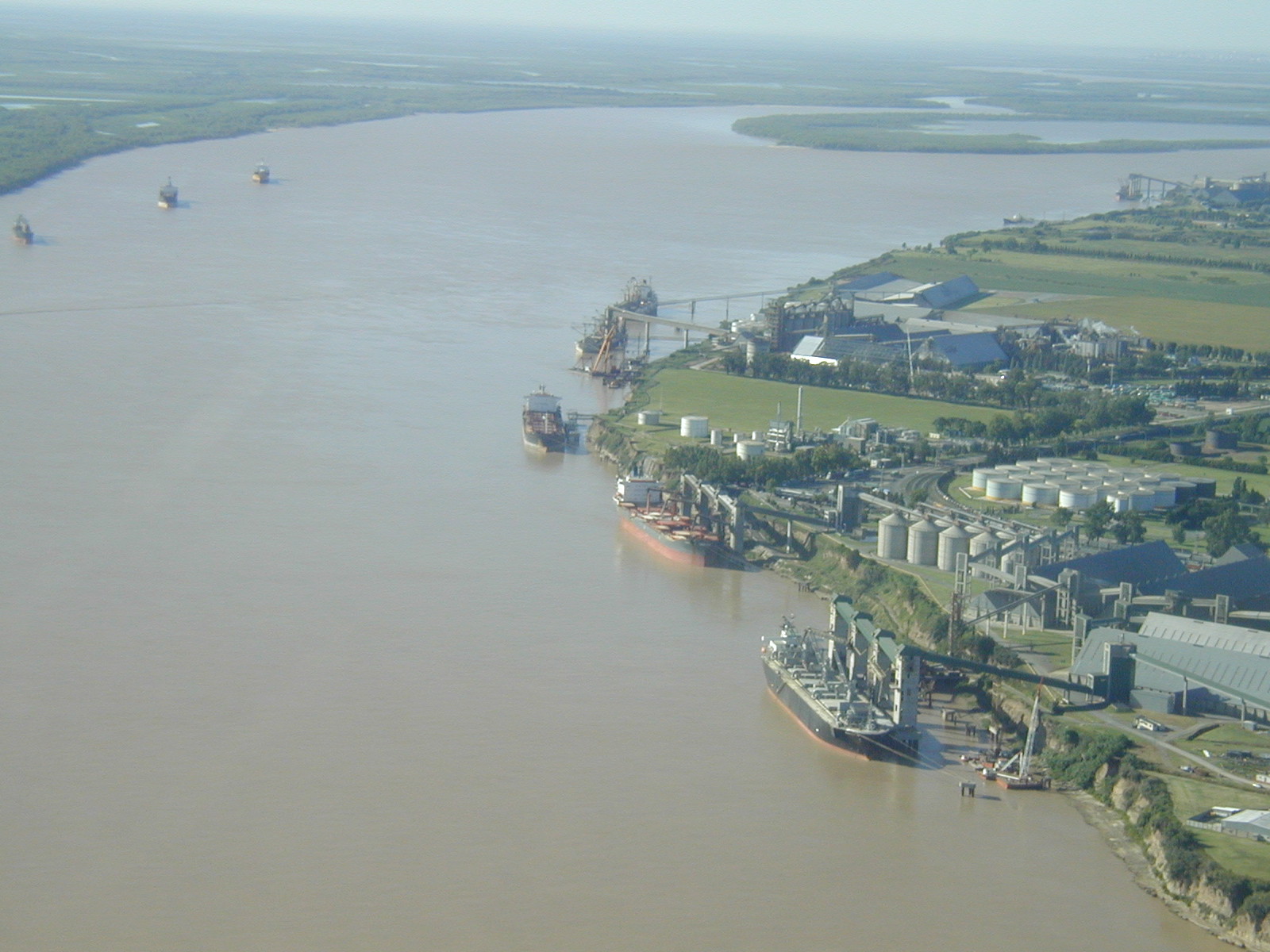 Silos e armazéns de grãos em um terminal portuário