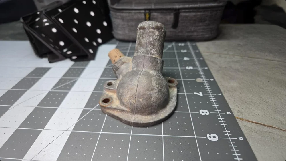 Pequeno componente industrial preparado para digitalização 3D — contexto industrial publicado pela Revopoint, sem atribuição ao modelo deste item Pequeno componente industrial preparado para digitalização 3D — contexto industrial publicado pela Revopoint, sem atribuição ao modelo deste item