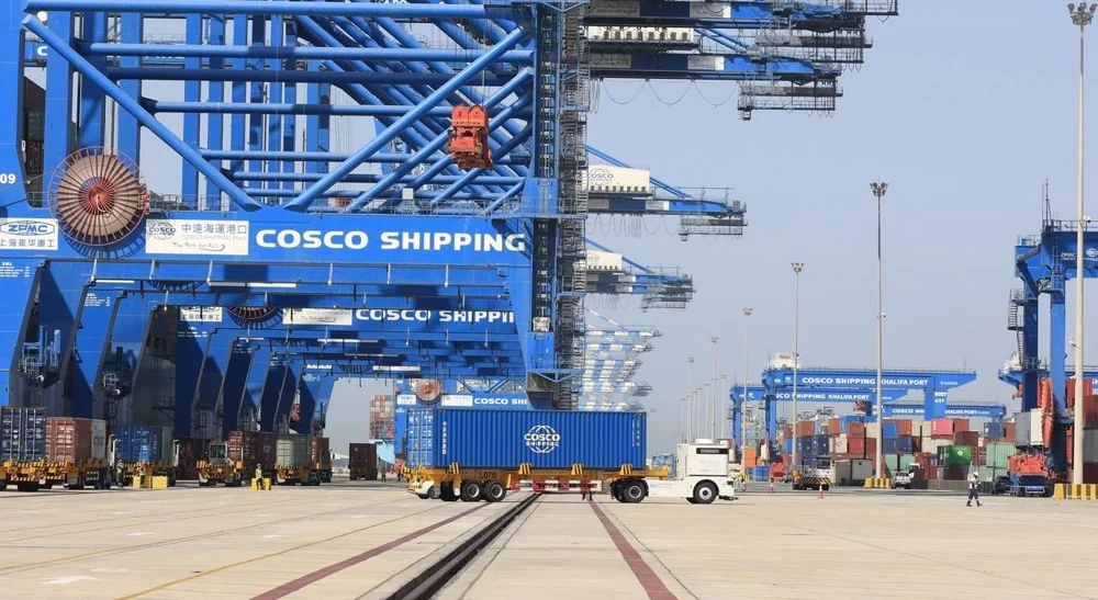 Caminhão em terminal portuário com guindastes — contexto de transporte autônomo publicado pela Hesai Caminhão em terminal portuário com guindastes — contexto de transporte autônomo publicado pela Hesai