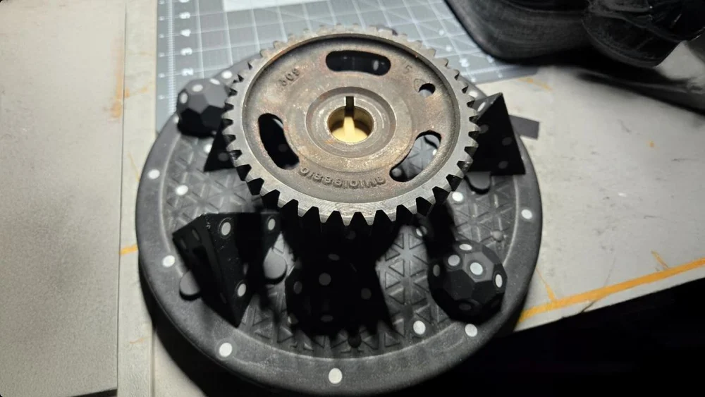 Engrenagem metálica preparada para inspeção e engenharia reversa — contexto industrial publicado pela Revopoint, sem atribuição ao modelo deste item Engrenagem metálica preparada para inspeção e engenharia reversa — contexto industrial publicado pela Revopoint, sem atribuição ao modelo deste item