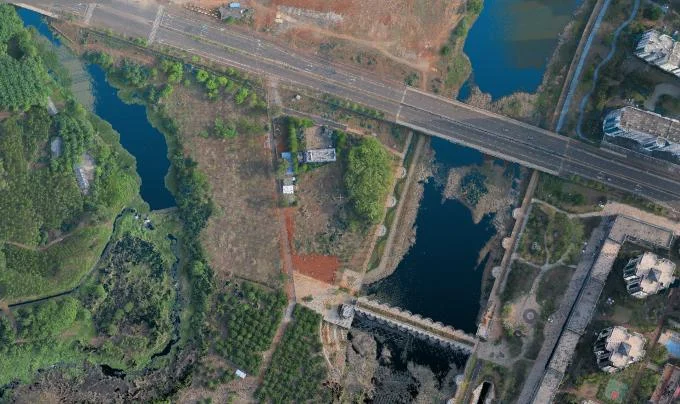 Terreno, rio e infraestrutura viária vistos em levantamento aéreo — aplicação publicada pela GeoSun, contexto da tecnologia sem identificação do modelo deste item Terreno, rio e infraestrutura viária vistos em levantamento aéreo — aplicação publicada pela GeoSun, contexto da tecnologia sem identificação do modelo deste item