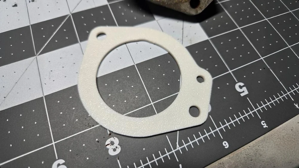Flange mecânica sobre bancada de digitalização dimensional — contexto industrial publicado pela Revopoint, sem atribuição ao modelo deste item Flange mecânica sobre bancada de digitalização dimensional — contexto industrial publicado pela Revopoint, sem atribuição ao modelo deste item